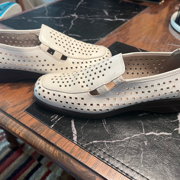 Off white Leather flats. EUC - Picture 4 of 6